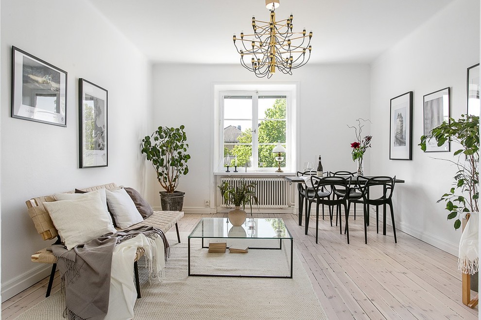 Aménagement d'un salon scandinave ouvert et de taille moyenne avec un mur blanc, parquet clair et une salle de réception.