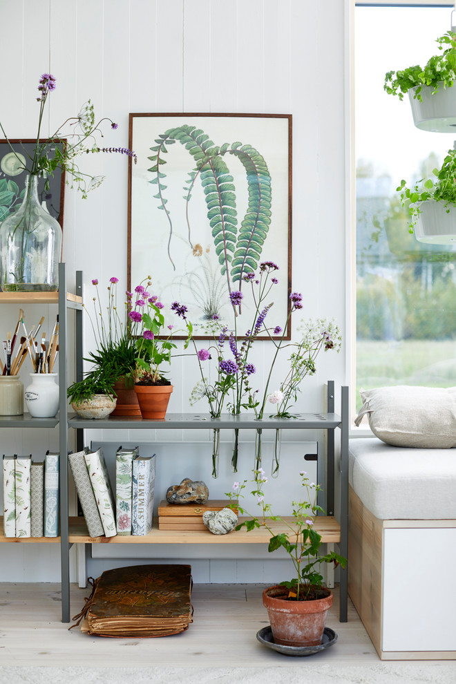 Esempio di un soggiorno scandinavo con pareti bianche, parquet chiaro e pavimento beige