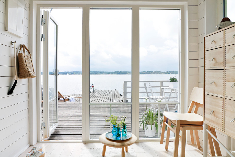 Idee per un soggiorno scandinavo di medie dimensioni e aperto con pareti bianche e parquet chiaro