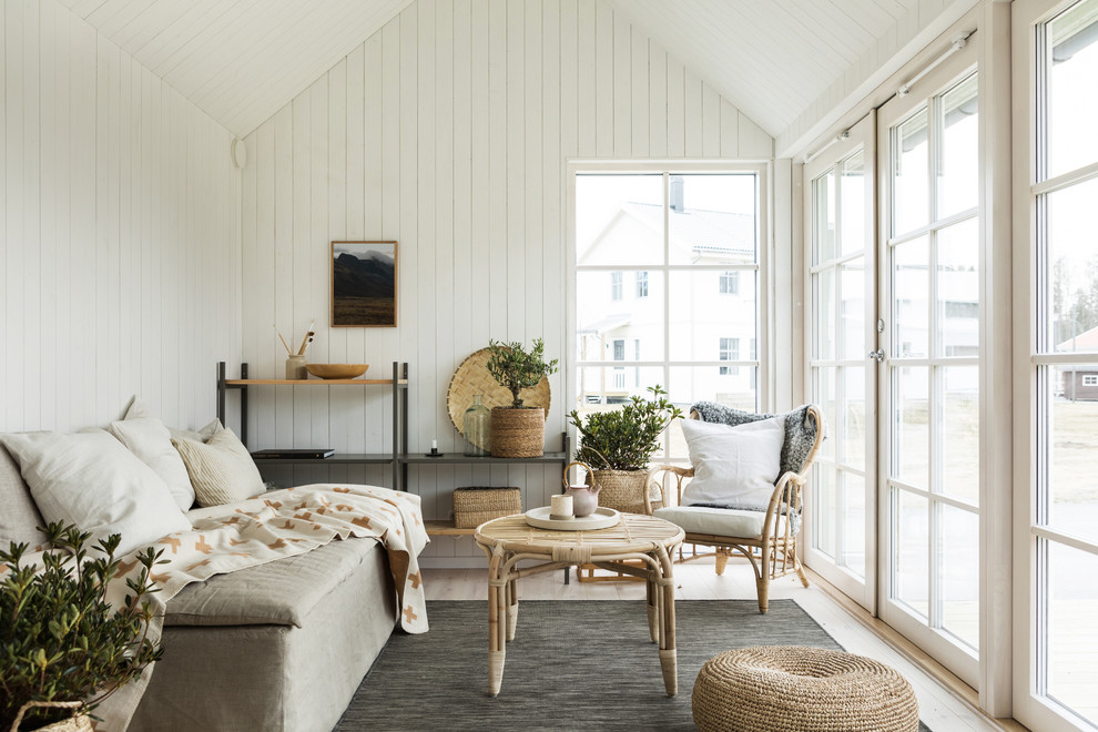 Idee per un piccolo soggiorno nordico con nessun camino e pavimento beige