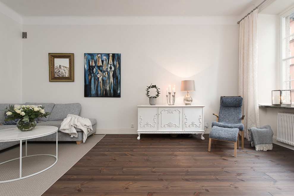 Ejemplo de salón para visitas abierto escandinavo de tamaño medio sin televisor con paredes blancas y suelo de madera oscura