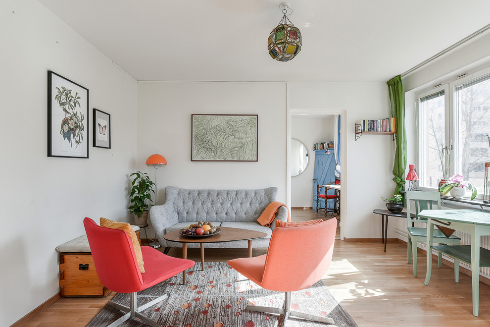 Inspiration för ett mellanstort skandinaviskt separat vardagsrum, med ett finrum, vita väggar och ljust trägolv