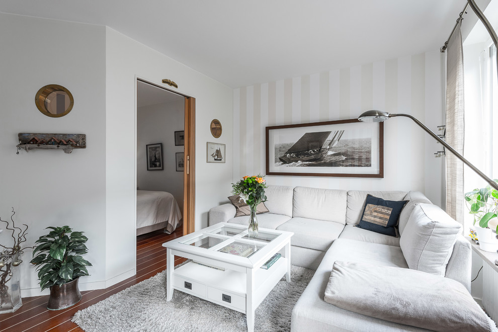 Источник вдохновения для домашнего уюта: маленькая изолированная гостиная комната в скандинавском стиле с белыми стенами, темным паркетным полом и красным полом для на участке и в саду