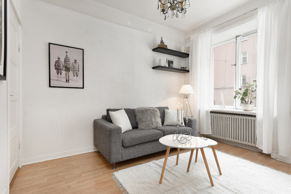 Idéer för skandinaviska separata vardagsrum, med vita väggar och ljust trägolv