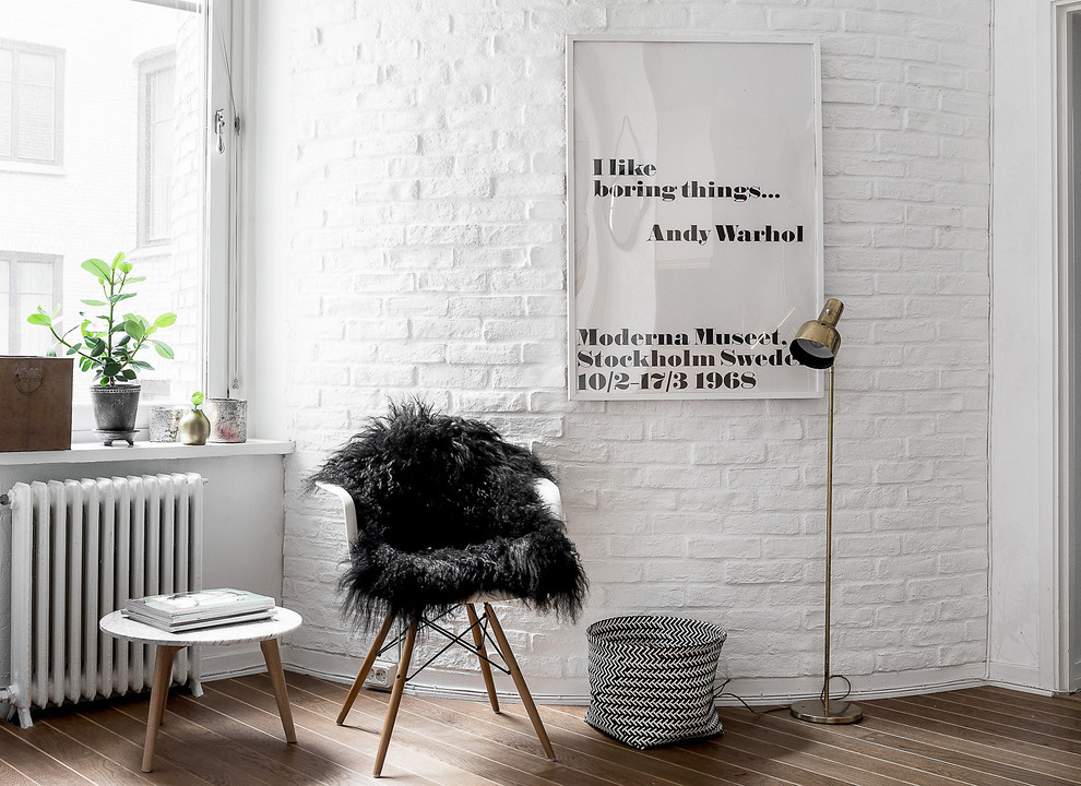 Immagine di un soggiorno scandinavo di medie dimensioni e aperto con pareti bianche e pavimento in legno massello medio