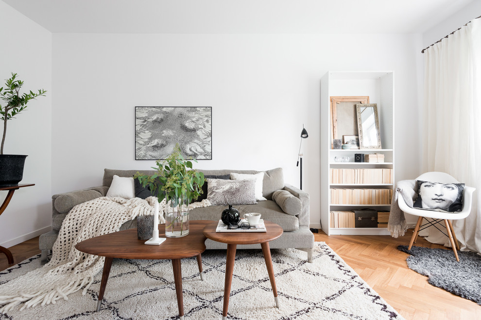 Immagine di un soggiorno nordico di medie dimensioni e aperto con pareti bianche, pavimento in legno massello medio e TV autoportante