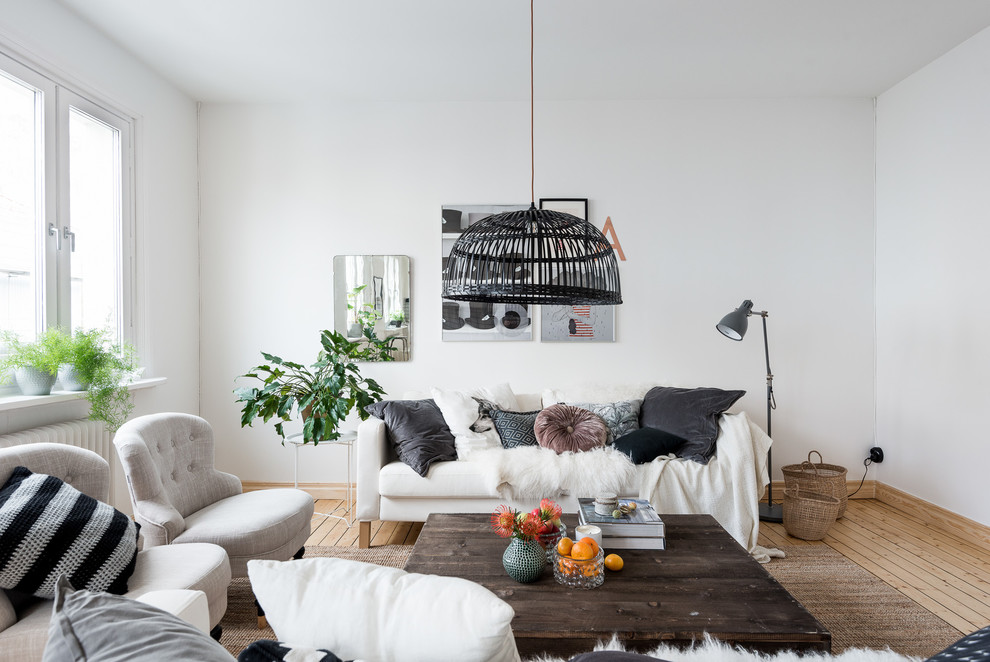 Стильный дизайн: открытая гостиная комната среднего размера в скандинавском стиле с белыми стенами и светлым паркетным полом без камина - последний тренд
