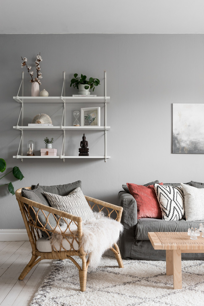 Inspiration för mellanstora skandinaviska separata vardagsrum, med grå väggar, ljust trägolv och vitt golv