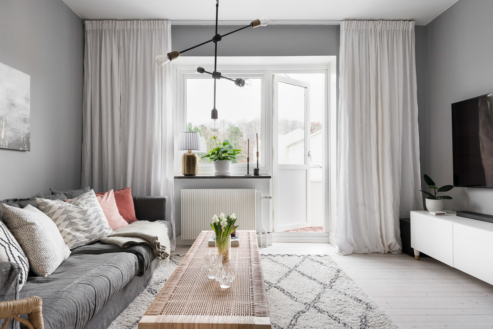 Immagine di un soggiorno nordico di medie dimensioni e chiuso con pareti grigie, parquet chiaro e pavimento bianco
