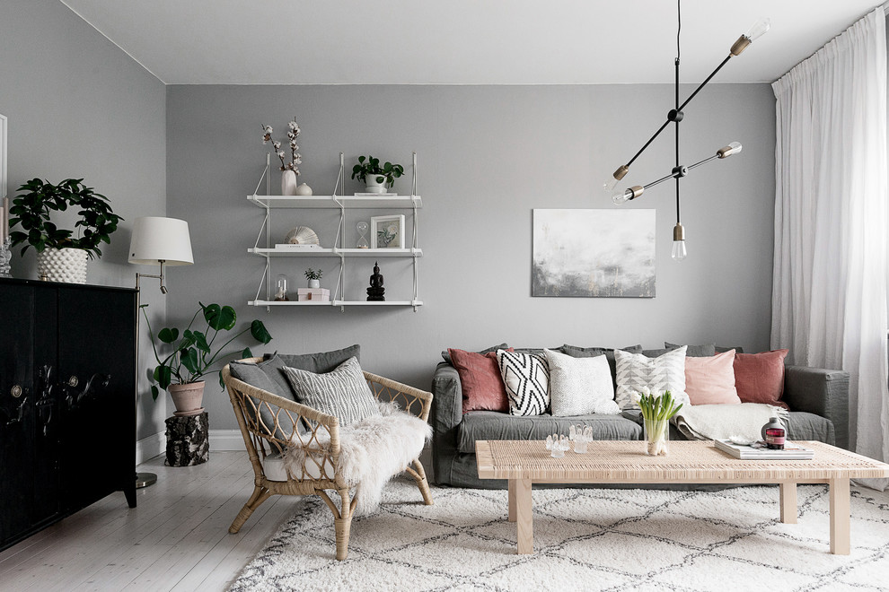 Ispirazione per un soggiorno moderno di medie dimensioni e chiuso con pareti grigie, parquet chiaro e pavimento bianco
