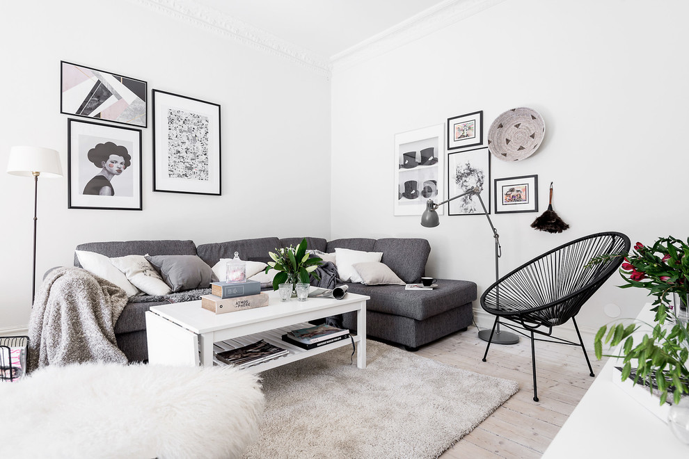 Inspiration för mellanstora minimalistiska allrum med öppen planlösning, med vita väggar, ljust trägolv och beiget golv