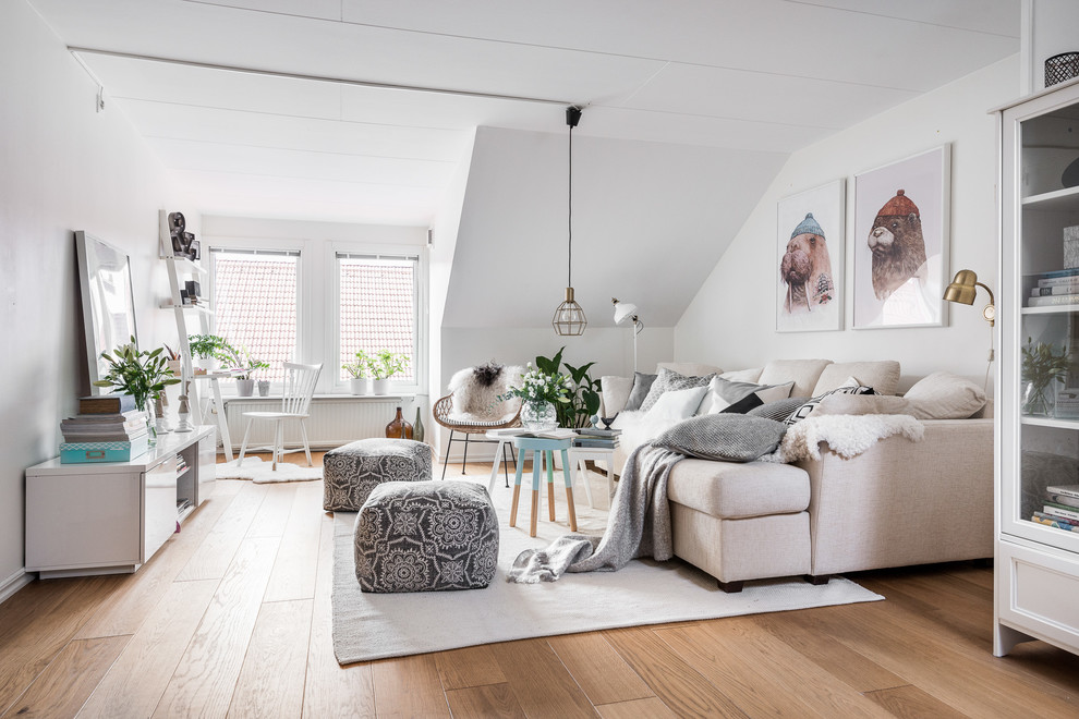 Foto de salón abierto nórdico con paredes blancas y suelo de madera en tonos medios