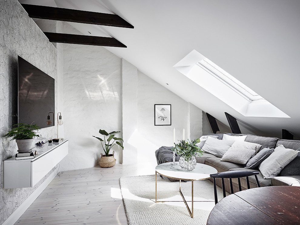 Foto di un soggiorno scandinavo di medie dimensioni e chiuso con pareti bianche, parquet chiaro, TV a parete e pavimento grigio