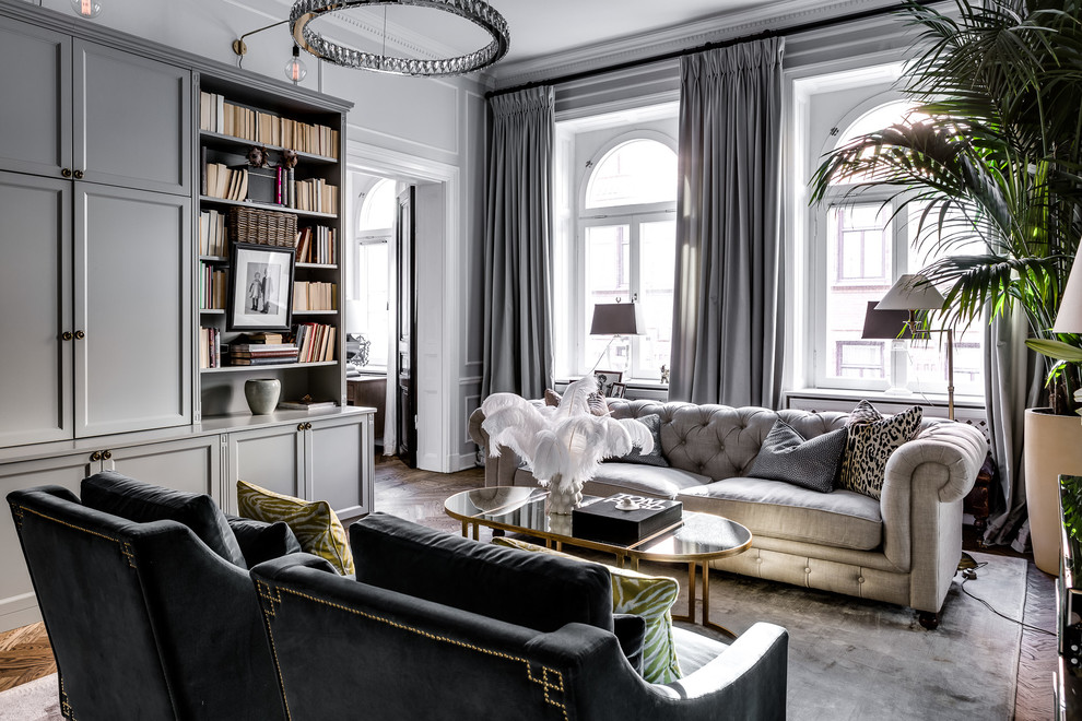 Mittelgroßes, Repräsentatives, Abgetrenntes Klassisches Wohnzimmer mit grauer Wandfarbe und dunklem Holzboden in Stockholm