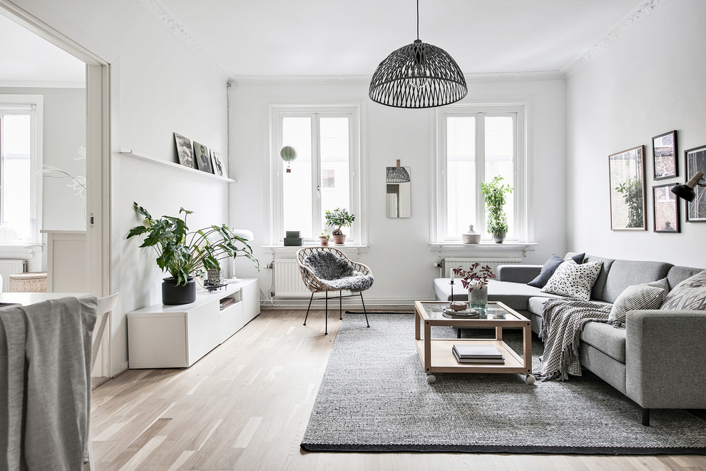 Exempel på ett mellanstort minimalistiskt separat vardagsrum, med vita väggar, ljust trägolv och beiget golv