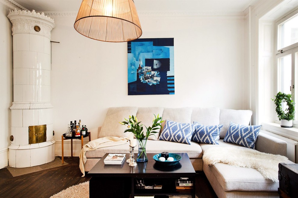 Mittelgroßes, Repräsentatives, Fernseherloses Klassisches Wohnzimmer ohne Kamin mit weißer Wandfarbe und dunklem Holzboden in Stockholm
