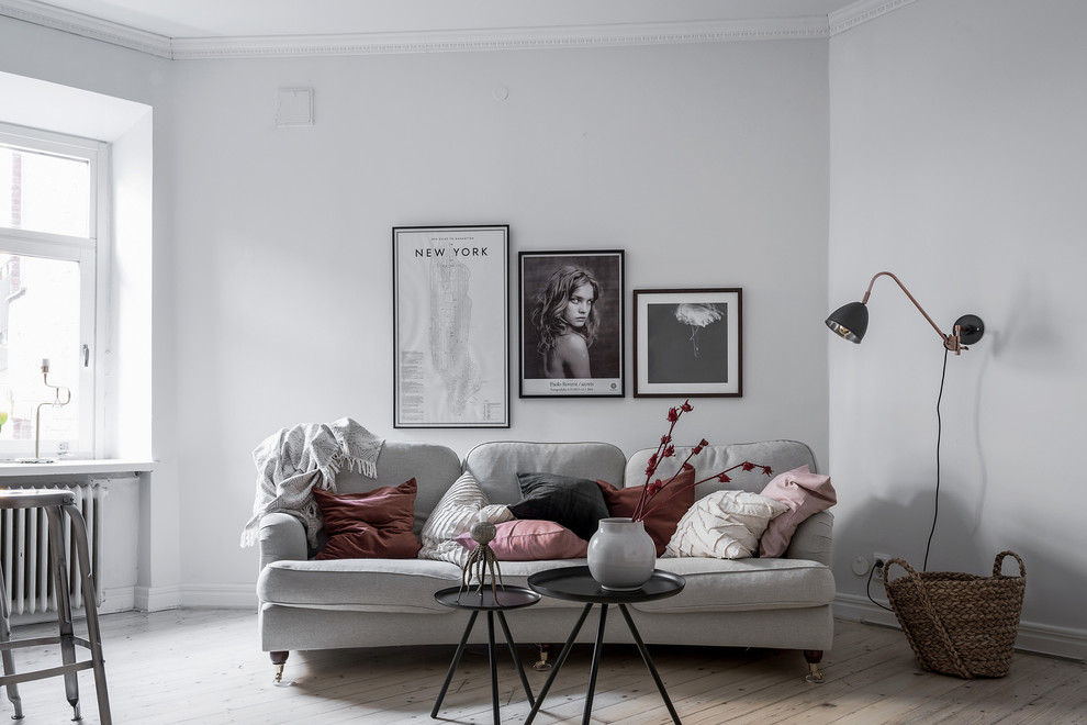 Foto di un soggiorno scandinavo con pareti grigie, parquet chiaro e pavimento beige