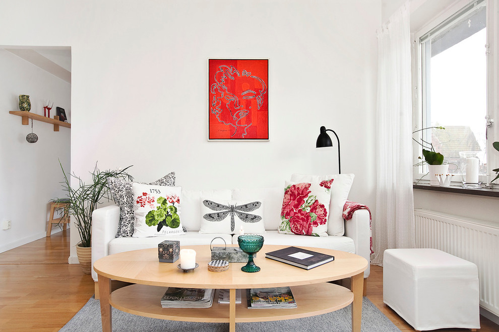 Repräsentatives, Fernseherloses Modernes Wohnzimmer ohne Kamin mit weißer Wandfarbe und hellem Holzboden in Malmö