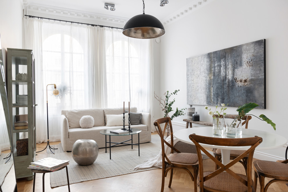 Immagine di un soggiorno scandinavo aperto con pareti bianche, pavimento in legno massello medio e pavimento marrone