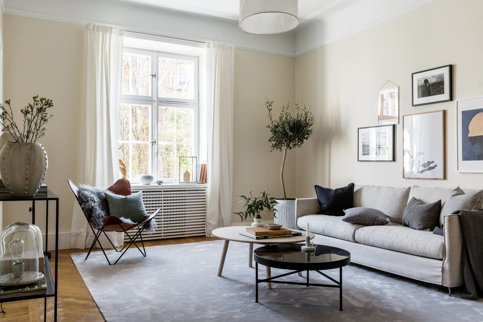 Inspiration för stora minimalistiska separata vardagsrum, med beige väggar, mellanmörkt trägolv, brunt golv och ett finrum
