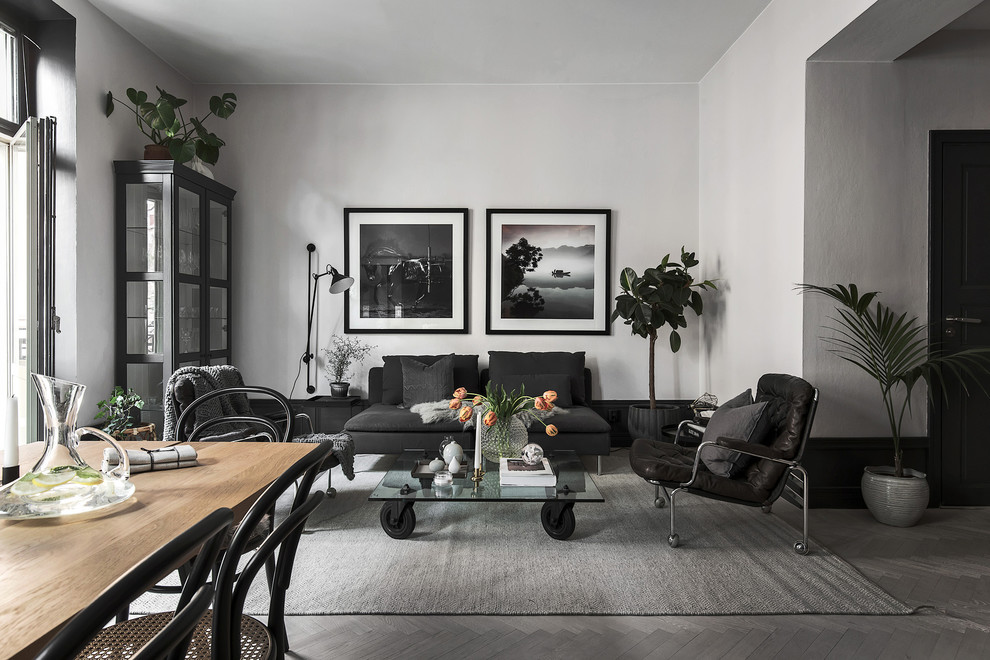 Großes, Repräsentatives, Fernseherloses, Offenes Nordisches Wohnzimmer ohne Kamin mit weißer Wandfarbe, braunem Holzboden und grauem Boden in Stockholm