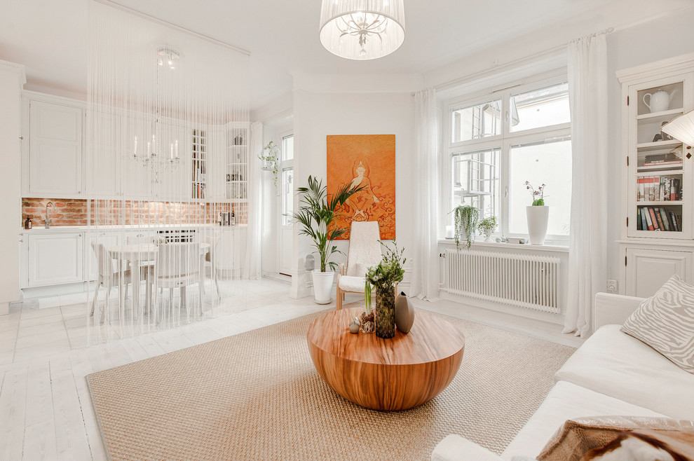 Offenes, Mittelgroßes, Repräsentatives, Fernseherloses Nordisches Wohnzimmer ohne Kamin mit weißer Wandfarbe und gebeiztem Holzboden in Stockholm