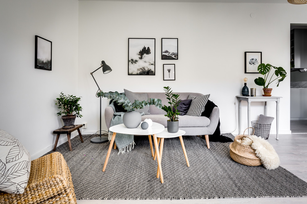 Ispirazione per un soggiorno scandinavo aperto con pareti bianche, pavimento grigio e parquet chiaro