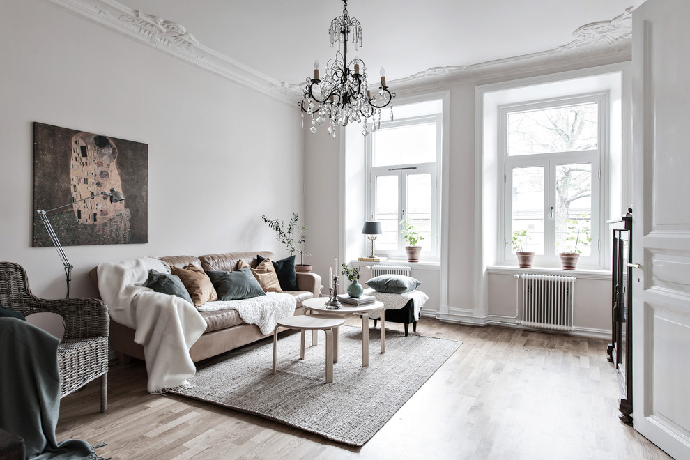 Стильный дизайн: большая изолированная гостиная комната в скандинавском стиле с белыми стенами, светлым паркетным полом и бежевым полом - последний тренд