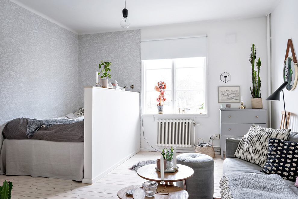 Foto de salón abierto nórdico pequeño con paredes blancas, suelo de madera clara y suelo beige