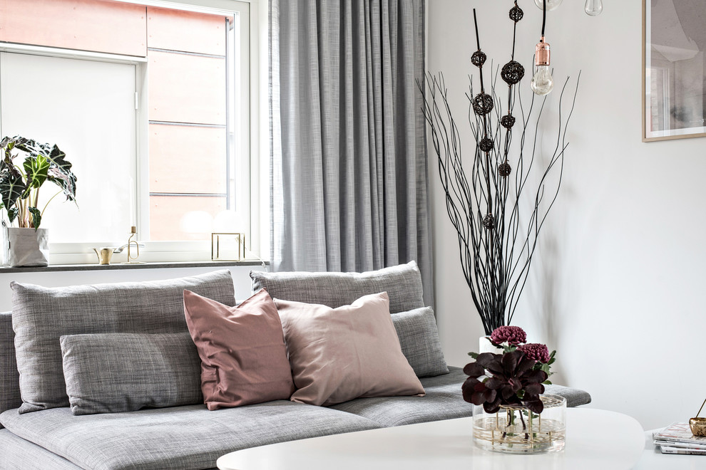 Minimalist living room photo in Gothenburg