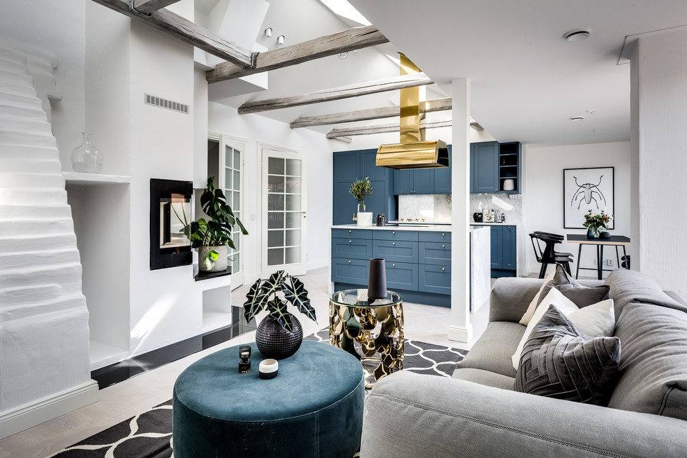 Offenes Modernes Wohnzimmer mit weißer Wandfarbe, hellem Holzboden und Eckkamin in Stockholm
