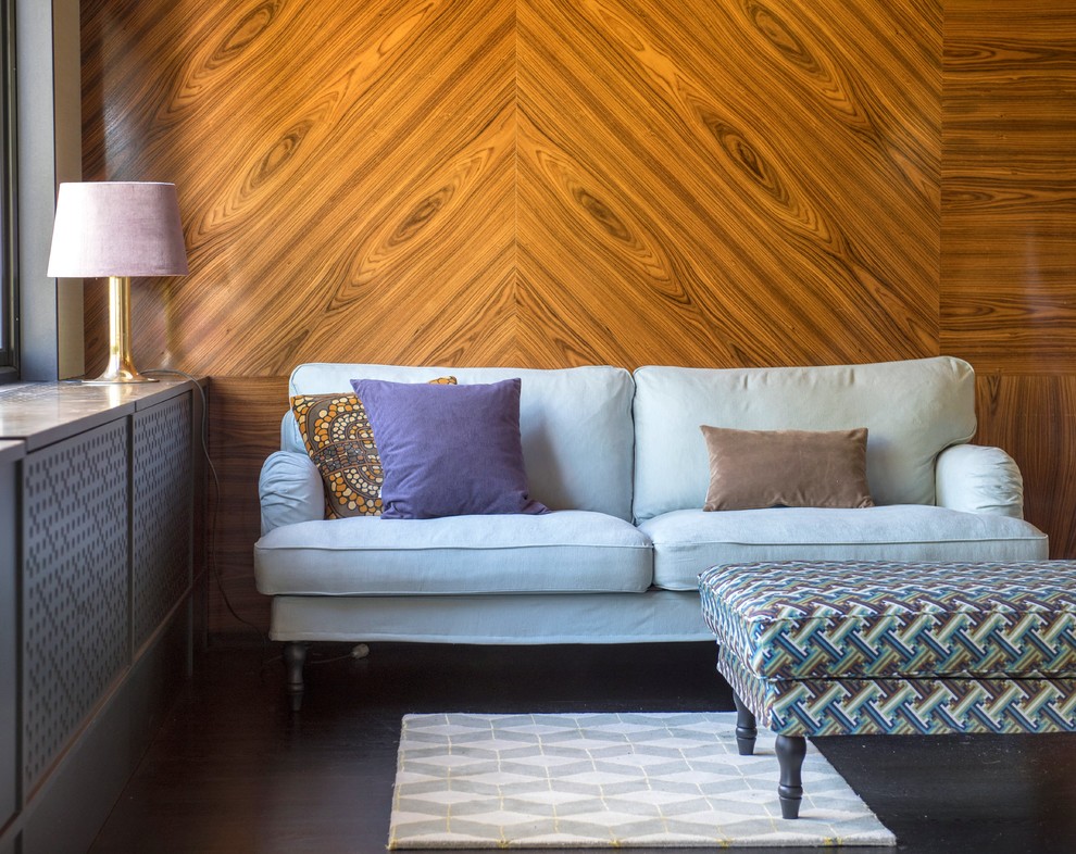 На фото: парадная, открытая гостиная комната среднего размера в классическом стиле с коричневыми стенами без камина, телевизора с