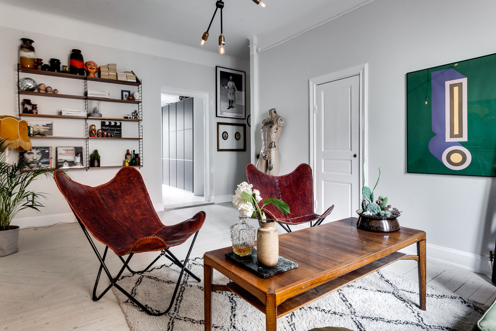 Mittelgroßes, Repräsentatives, Fernseherloses, Offenes Nordisches Wohnzimmer ohne Kamin mit weißer Wandfarbe und hellem Holzboden in Stockholm