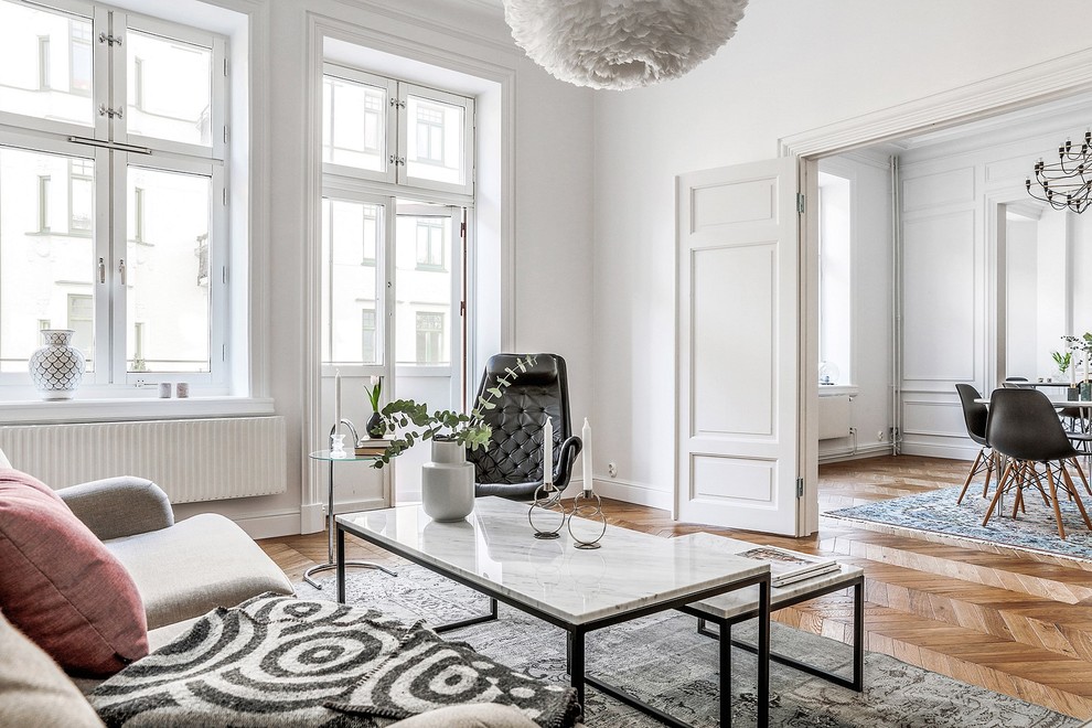 Diseño de salón para visitas abierto escandinavo sin televisor con paredes blancas, suelo de madera en tonos medios y suelo beige