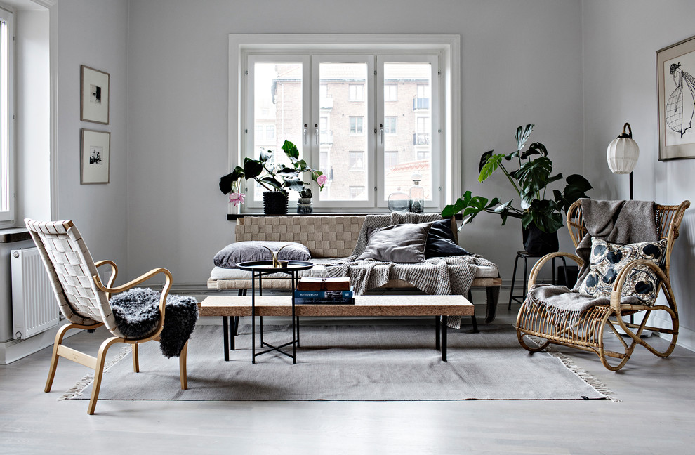 Idées déco pour un salon scandinave de taille moyenne avec un mur gris et un sol blanc.