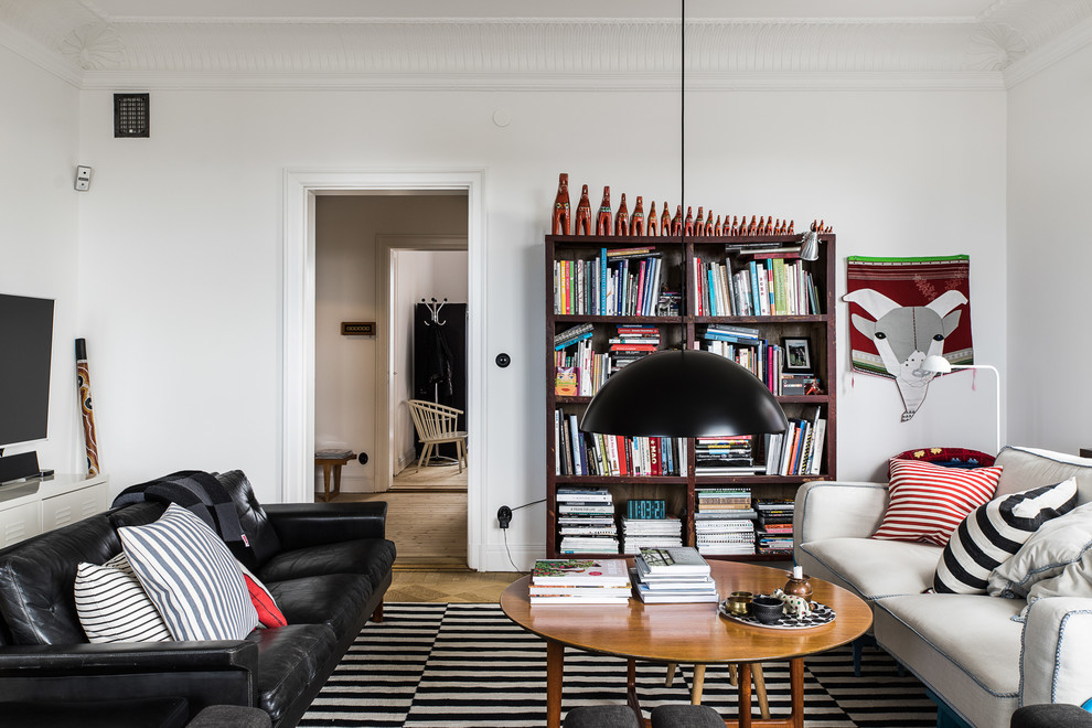 Idéer för att renovera ett stort minimalistiskt separat vardagsrum, med vita väggar, ett finrum och mellanmörkt trägolv