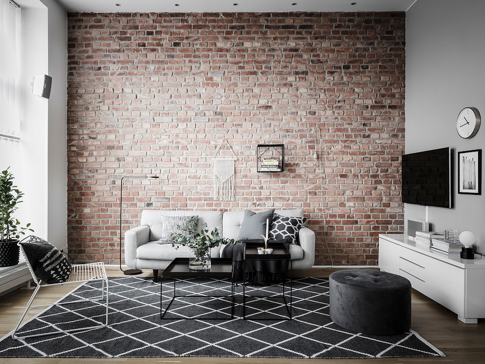 Ispirazione per un grande soggiorno design chiuso con pareti multicolore, TV a parete, sala formale, pavimento in legno massello medio e pavimento marrone