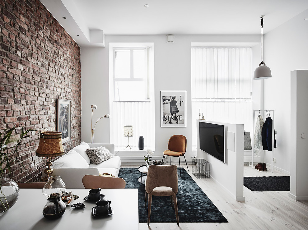 Kleines, Offenes Skandinavisches Wohnzimmer ohne Kamin mit bunten Wänden und hellem Holzboden in Göteborg