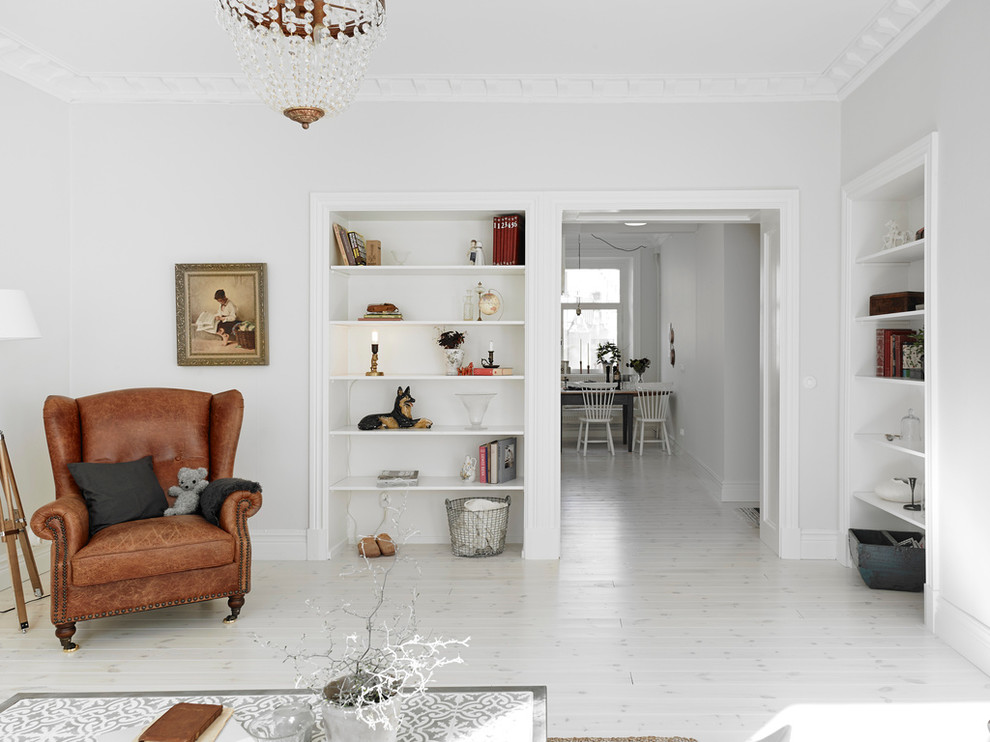 Idee per un soggiorno scandinavo di medie dimensioni e aperto con sala formale, pareti bianche, pavimento in legno massello medio, nessun camino e nessuna TV