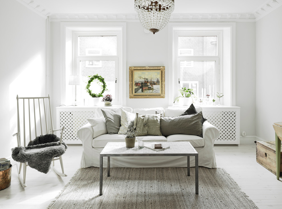 Источник вдохновения для домашнего уюта: гостиная комната в скандинавском стиле с белыми стенами и деревянным полом