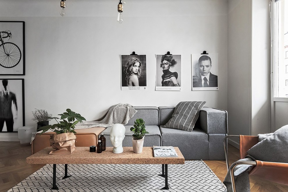 Großes, Repräsentatives, Offenes Nordisches Wohnzimmer ohne Kamin mit weißer Wandfarbe und braunem Holzboden in Stockholm