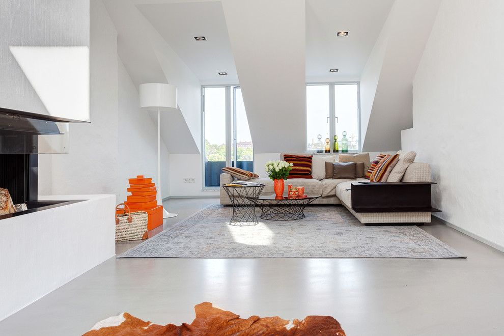 Großes, Repräsentatives, Offenes Modernes Wohnzimmer mit weißer Wandfarbe und Betonboden in Stockholm