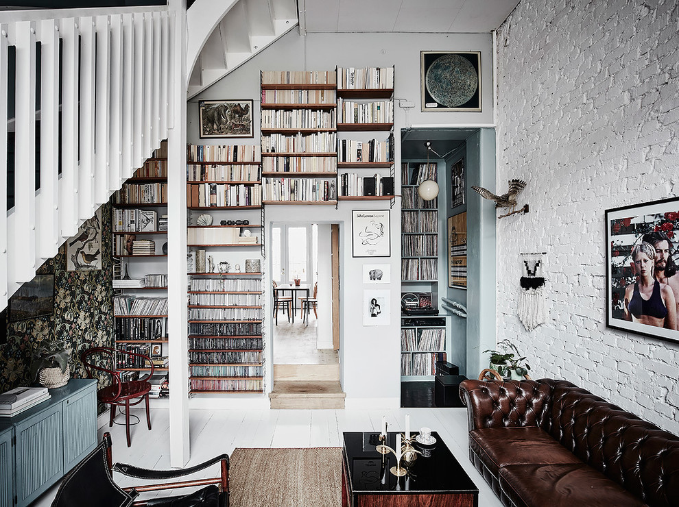 Mittelgroßes, Repräsentatives, Fernseherloses, Abgetrenntes Klassisches Wohnzimmer ohne Kamin mit weißer Wandfarbe und gebeiztem Holzboden in Göteborg