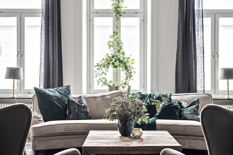 Klassisches Wohnzimmer mit weißer Wandfarbe in Göteborg