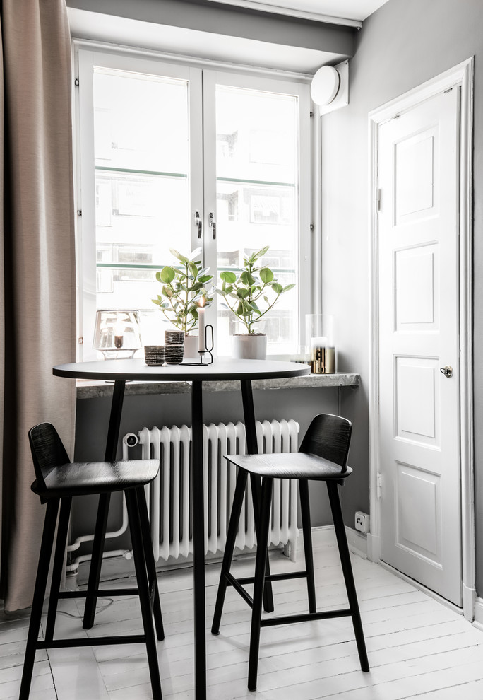 Imagen de salón abierto escandinavo pequeño con paredes grises, suelo de madera pintada y suelo blanco
