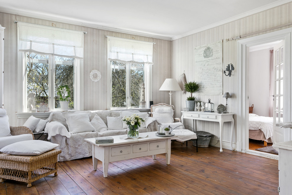 Idéer för att renovera ett shabby chic-inspirerat vardagsrum, med mellanmörkt trägolv och orange golv