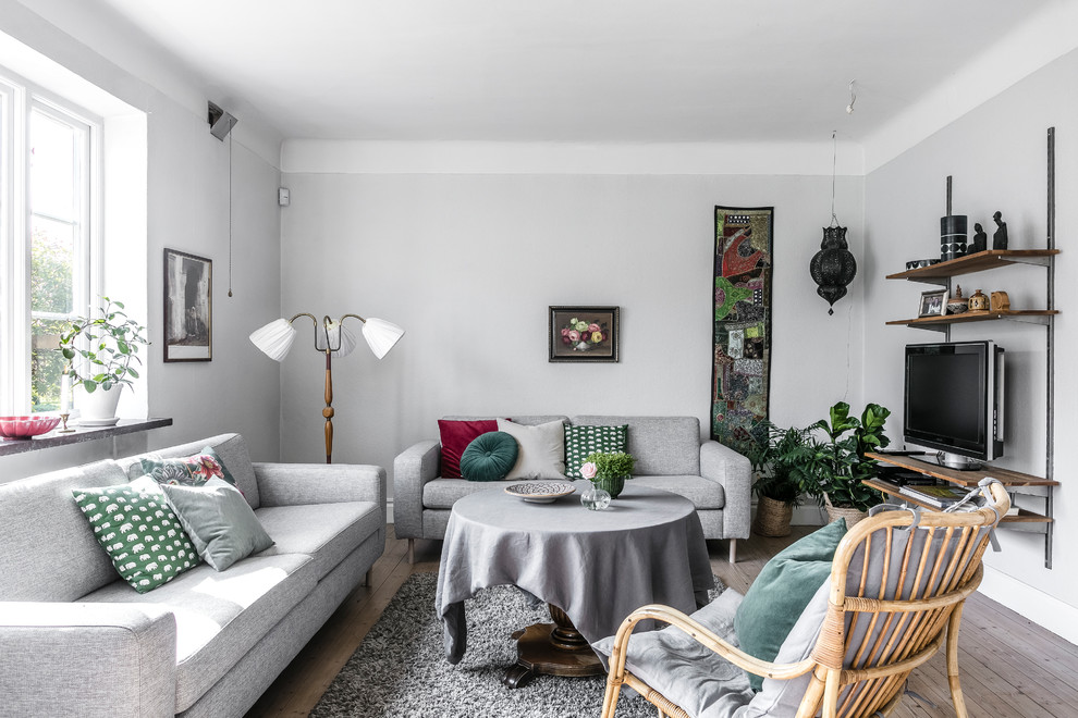 Источник вдохновения для домашнего уюта: маленькая изолированная гостиная комната в скандинавском стиле с серыми стенами и отдельно стоящим телевизором для на участке и в саду