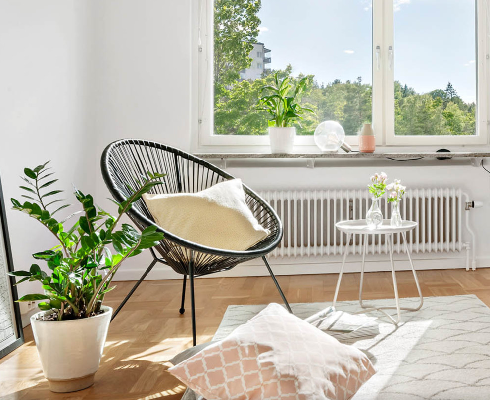На фото: маленькая изолированная гостиная комната в скандинавском стиле с белыми стенами, светлым паркетным полом и бежевым полом для на участке и в саду