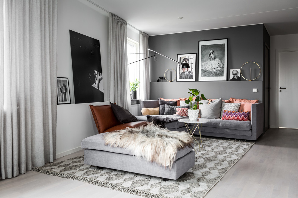 Offenes, Mittelgroßes, Repräsentatives Skandinavisches Wohnzimmer mit grauer Wandfarbe, hellem Holzboden und TV-Wand in Stockholm