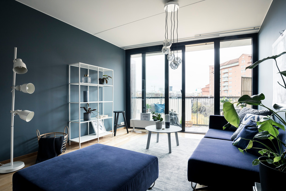 Idéer för ett mellanstort modernt vardagsrum, med blå väggar